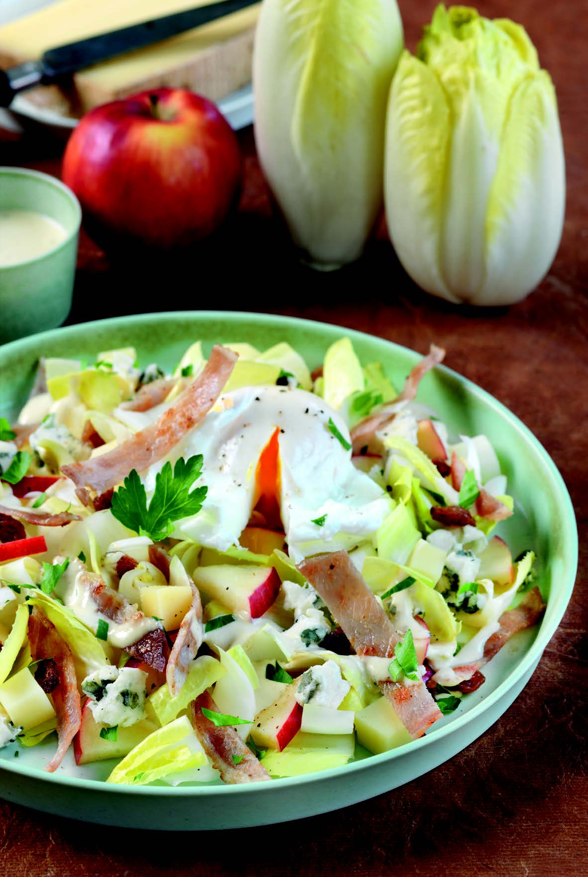 SALADE HIVERNALE (ENDIVE, BACON, OEUF, FROMAGE)