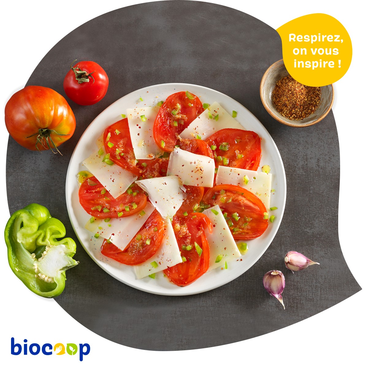 Carpaccio de tomme de brebis à la tomate et au poivron, sauce au piment d’Espelette