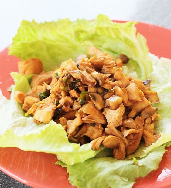 Feuilles de laitue farcies de poulet thaï et légumes craquants